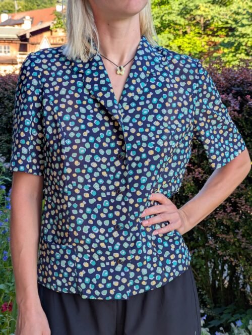 Bunte Bluse mit Bonbon Aufdruck Second Hand