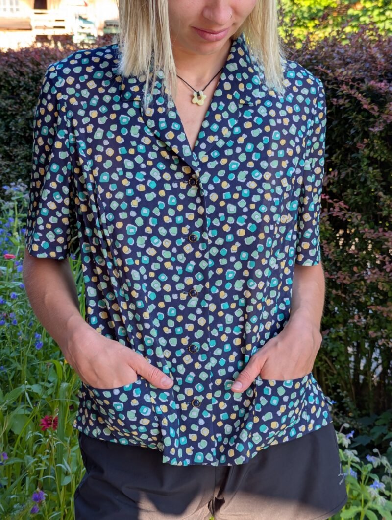Bunte Bluse mit Bonbon Aufdruck Second Hand