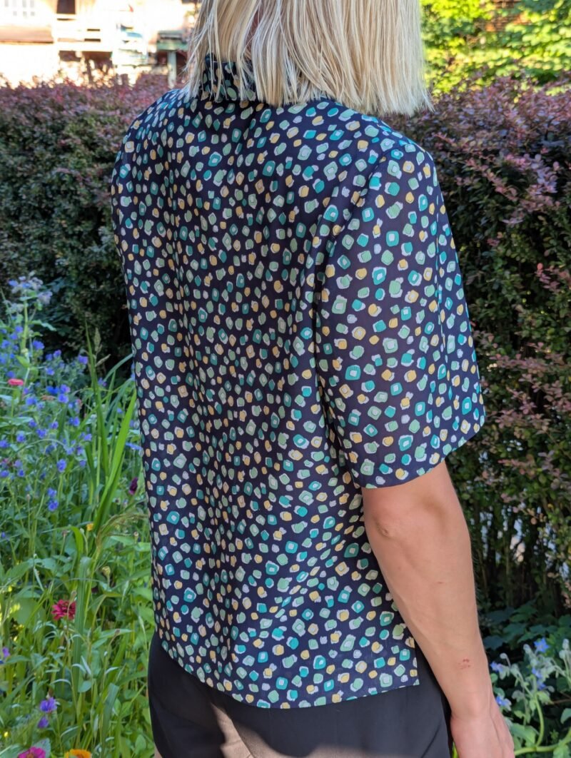 Bunte Bluse mit Bonbon Aufdruck Second Hand